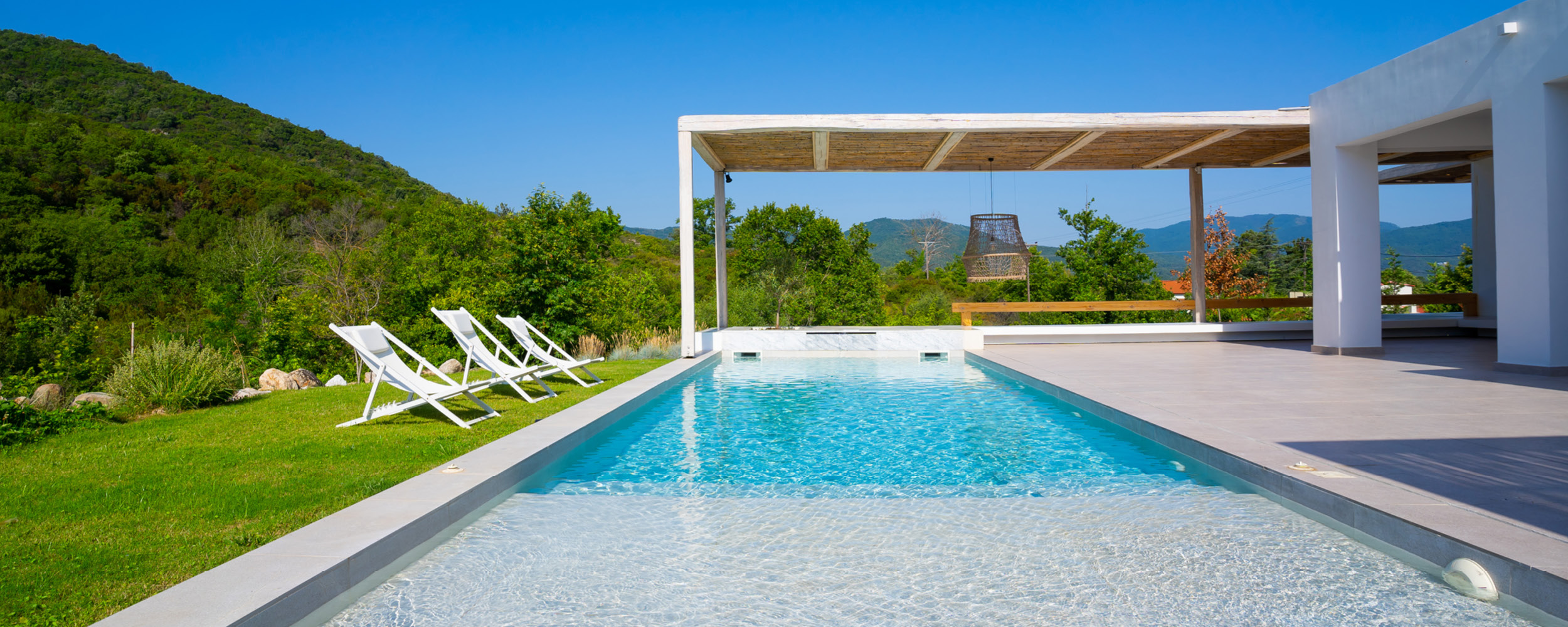 Espace extérieur élégant avec piscine coque moderne, eaux cristallines, végétation luxuriante et mobilier apaisant, idéal pour aménagement esthétique et fonctionnel