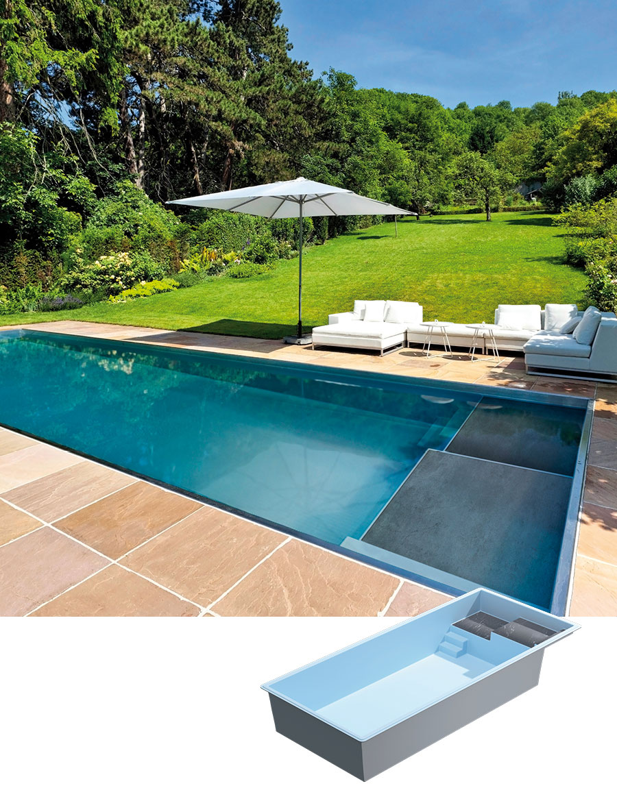 Piscine coque rectangulaire avec escaliers intégrés dans un jardin verdoyant, entourée de mobilier extérieur moderne et d'un parasol blanc, parfaite pour un espace de vie en plein air élégant.