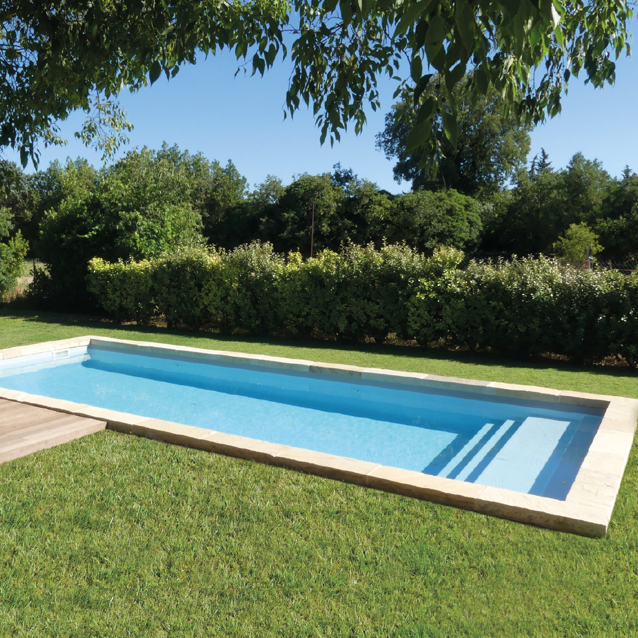 Une piscine coque rectangulaire